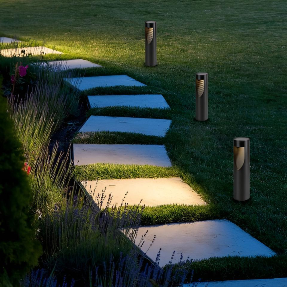 Ліхтарі вздовж доріжки