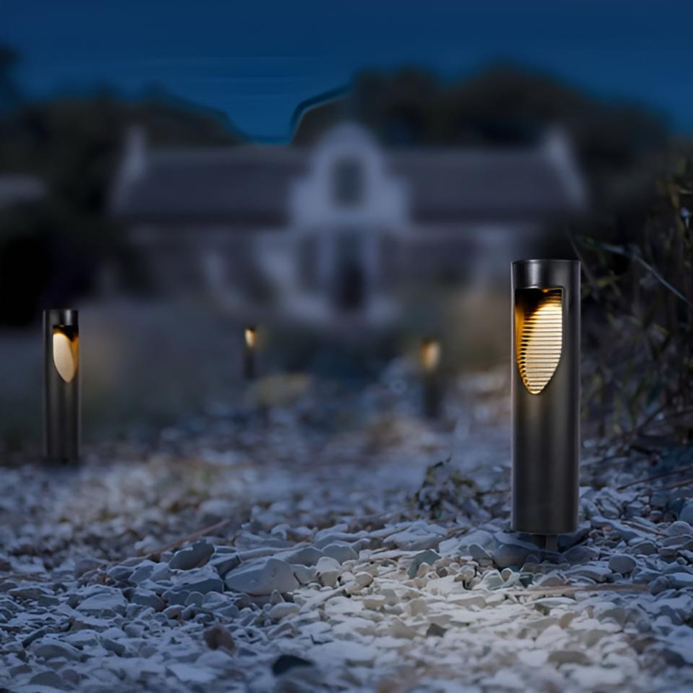 Ліхтарі біля будинку